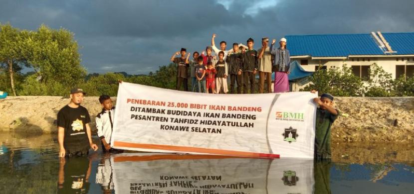BMH menyerahkan  25 ribu bibit ikan bandeng di tambak Pesantren Tahfidz Hidayatullah Konawe Selatan, Sulawesi Tenggara, Senin (5/10).