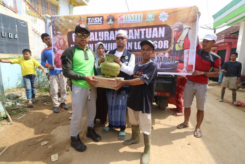 BMH menyerahkan bantuan alat -alat dapur kepada warga korban banjir di wilayah Bogor (Jawa Barat) dan Lebak (Banten).