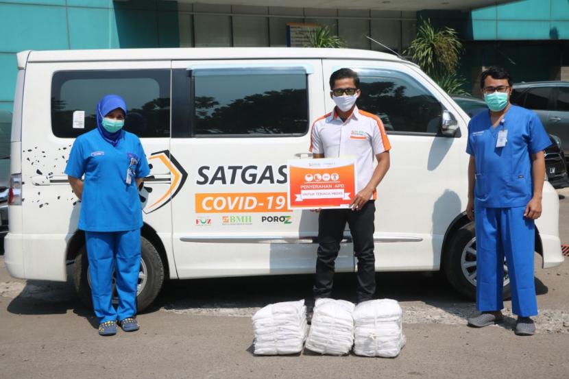 BMH menyerahkan bantuan Alat Pelindung Diri (APD) ke RSCM, RS Persahabatan dan TPU Pondok Rangon Jakarta.