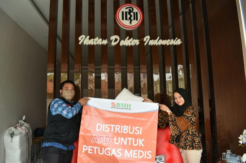BMH menyerahkan bantuan Alat Pelindung Diri (APD) untuk tenaga medis  kepada IDI Serang, Banten.