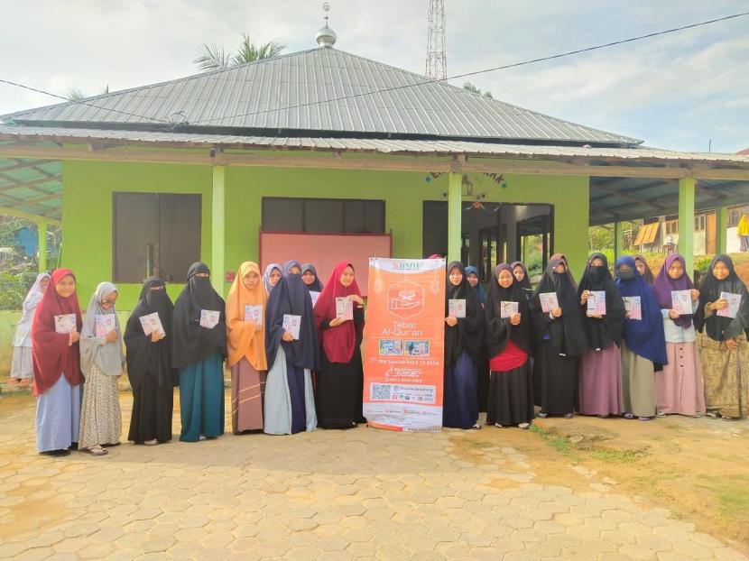 BMH menyerahkan bantuan Alquran untuk santri Pesantren Tahfidz Hamalatul Quran di Desa Kuaro, Kabupaten Paser.