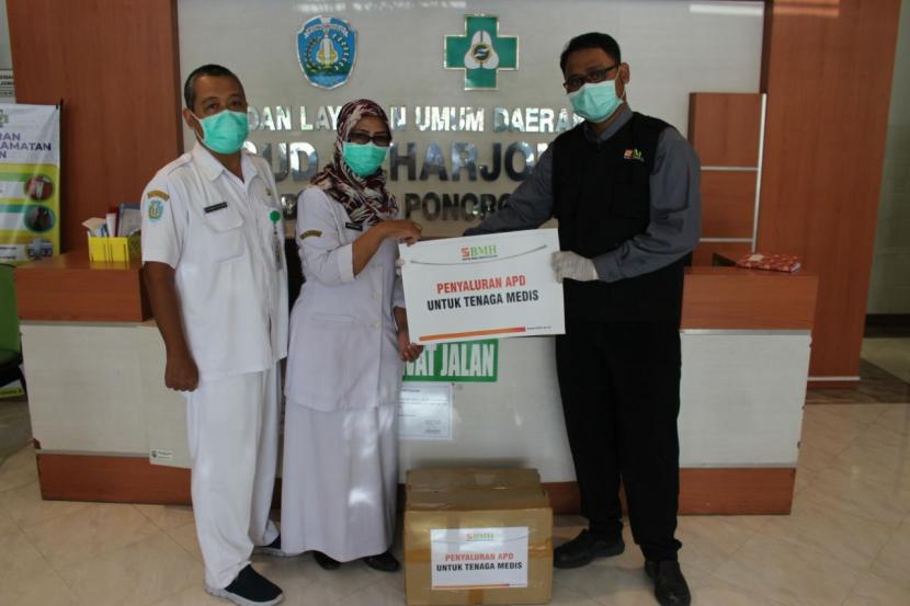 BMH menyerahkan bantuan APD (Alat Pelindung Diri) ke RSUD Ponorogo, Jawa Timur.
