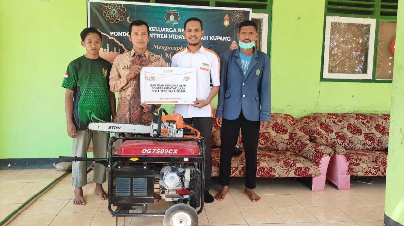 BMH menyerahkan bantuan berupa mesin jenset dan alat sensor kepada Pesantren Batakte Kupang, Nusa Tenggara Timur (NTT), yang mengalami kegelapan sejak NTT diterjang angin siklon seroja beberapa waktu lalu. 