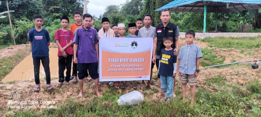 BMH menyerahkan bantuan bibit ikan air tawar ke Pesantren Tahfidz Hidayatullah di Konawe, Sulawesi Tenggara, Ahad (31/7/2022).
