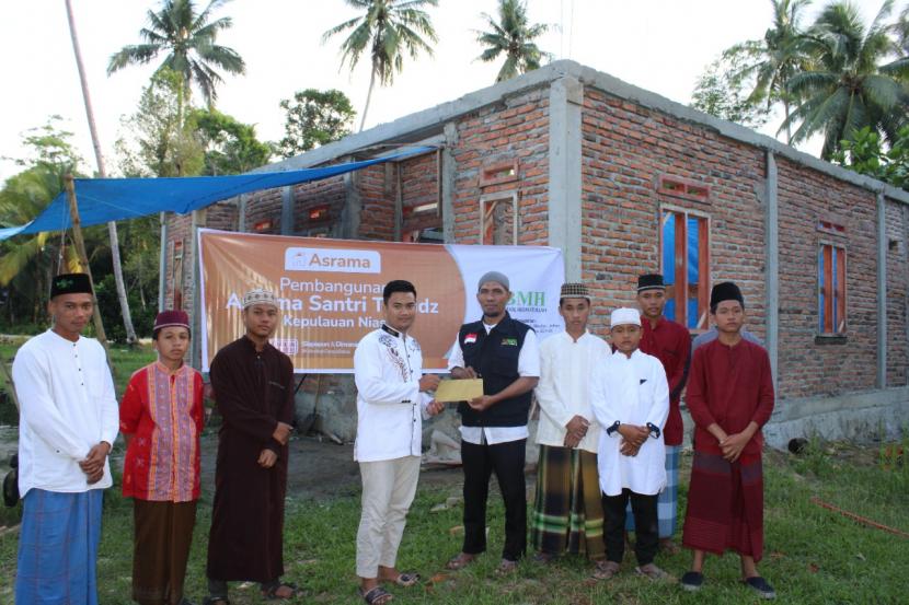 BMH  menyerahkan bantuan dana kepada Panitia Pembangunan Asrama Tahfidz Pesantren Hidayatullah Dusun 1, Desa Fowa, Kecamatan Gunungsitoli Idanoi, Gunungsitoli,  Sumatera Utara, Ahad (30/1).
