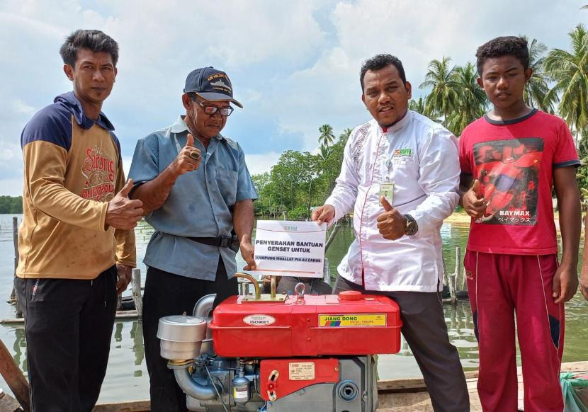 BMH menyerahkan bantuan genset untuk masyarakat mualaf Pulau Caros, Kepulauan Riau, Jumat (5/11).
