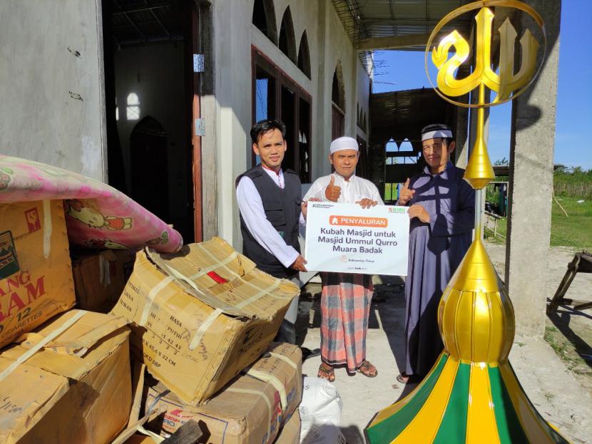 BMH menyerahkan  bantuan kubah senilai Rp juta untuk Masjid Ummul Qurro Muara Badak, Kutai Kartanegara, Kalimantan Timur (Kaltim), Ahad (14/8/2022).