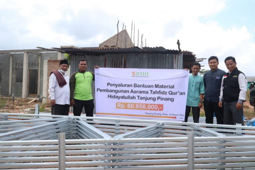 BMH menyerahkan bantuan material pembangunan asrama tahfidz Alquran Hidayatullah Tanjung Pinang, Kepri, Rabu (16/3).