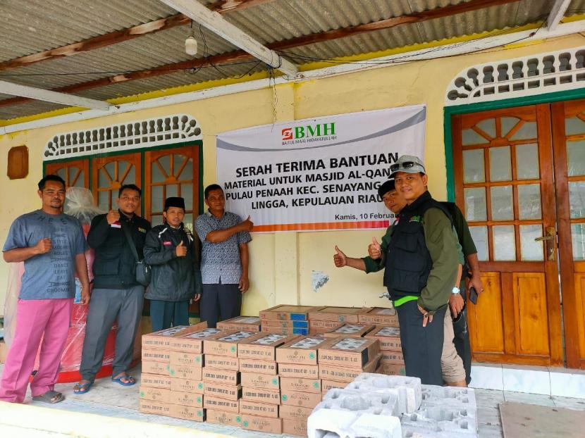BMH menyerahkan bantuan material pembangunan Masjid Al-Qanaah Pulau Penaah, Kabupaten Lingga, Kepulauan Riau (Kepri), Kamis (10/2).