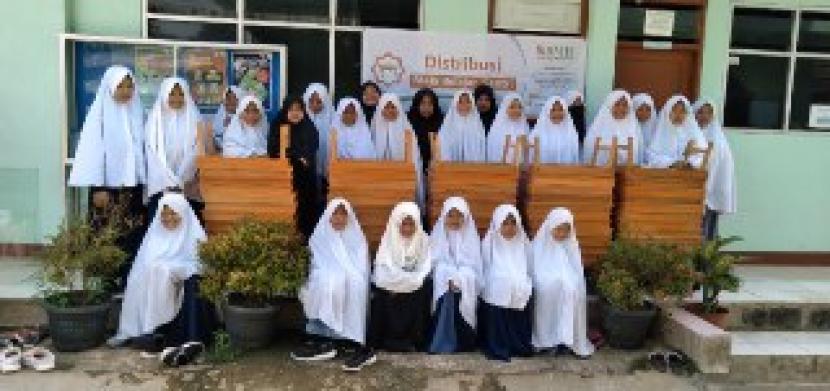 BMH menyerahkan bantuan meja belajar untuk santri Pesantren Putri Penghafal Quran Al-Firdaus, Serpong, Tangerang Selatan.