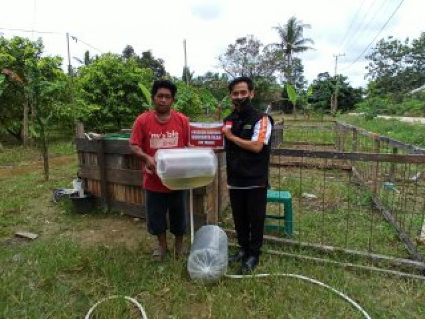 BMH menyerahkan bantuan modal beternak ikan air tawar kepada Hodori, warga Lempake, Samarinda.