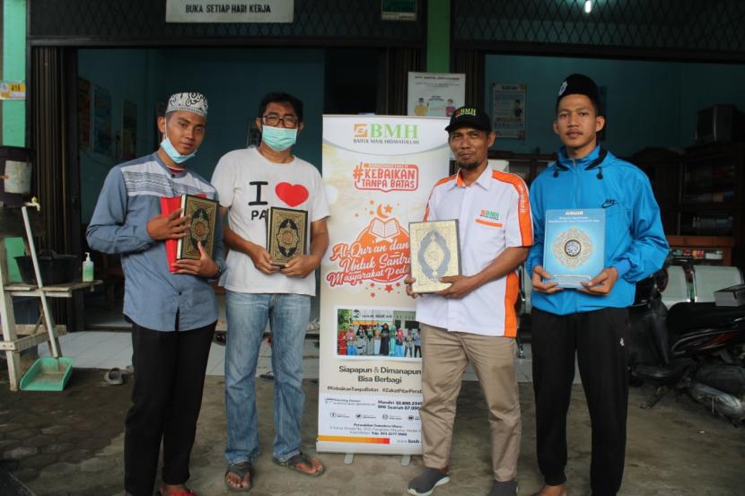 BMH menyerahkan bantuan mushaf Alquran dan buku Iqro untuk Muslim di Desa Mardingding, Kabupaten Karo, Sumatera Utara.