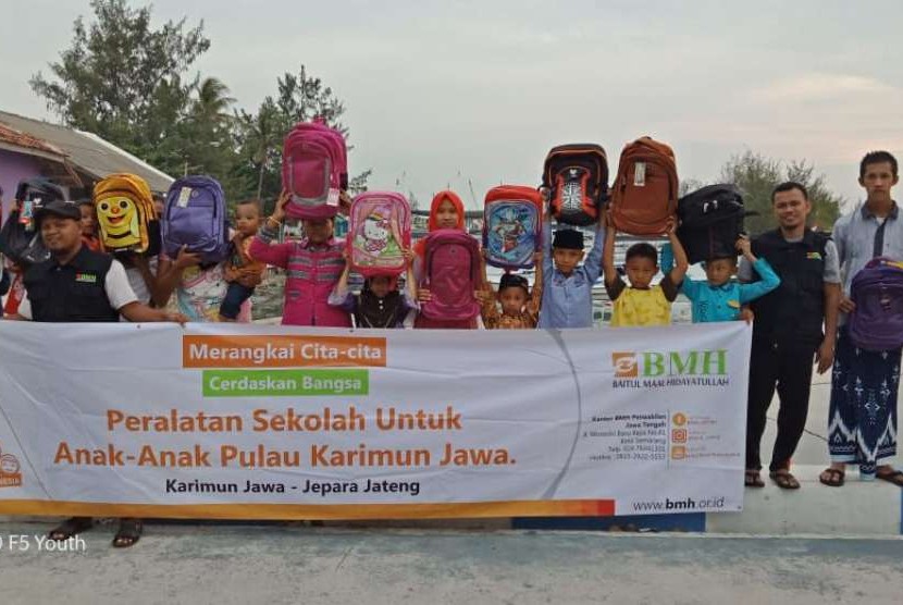 BMH menyerahkan bantuan peralatan sekolah kepada anak-anak Karimunjawa.