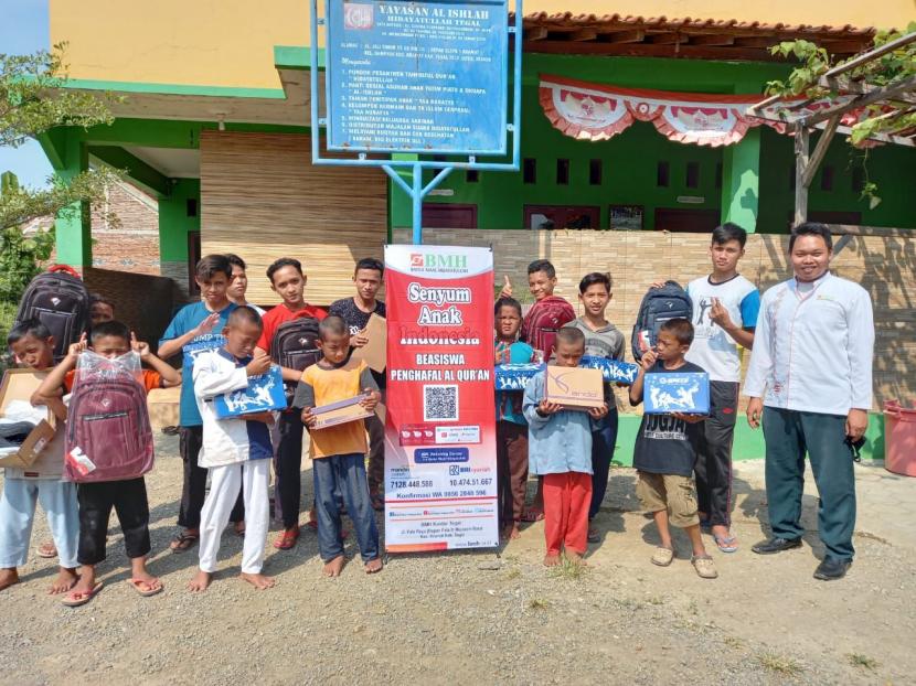 BMH menyerahkan bantuan perlengkapan sekolah kepada anak asuh Panti Al-Ishlah Tegal, Jawa Tengah.