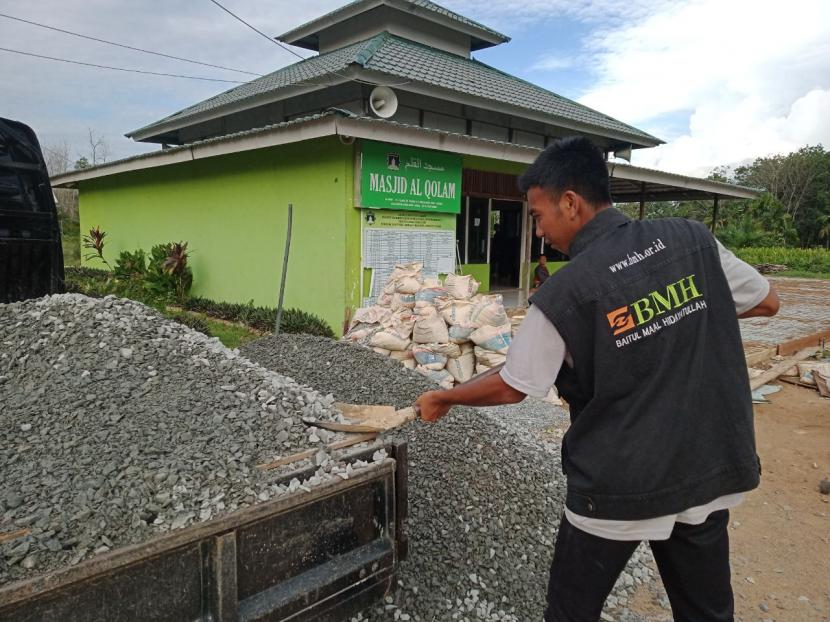 BMH menyerahkan bantuan perluasan masjid Pesantren Tahfidz Hidayatullah Pontianak Utara, Kalimantan Barat.