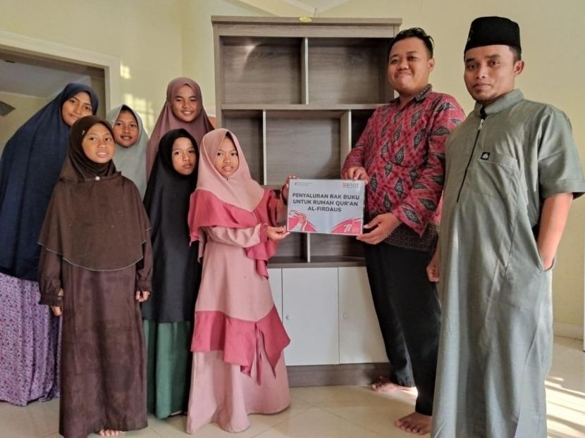 BMH menyerahkan bantuan rak buku untuk santri yang menimba ilmu di Rumah Quran Al-Firdaus Pondok Aren, Tangerang Selatan, Banten, Kamis (18/8/2022).
