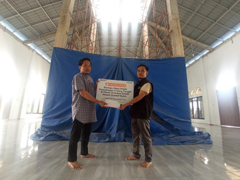 BMH menyerahkan bantuan Rp  8,5 juta  untuk penyelesaian empat  tiang tengah dan plamir dudukan kubah Masjid Ummul Qurro di Muara Badak,  Kutai Kartanegara, Kaltim,  Sabtu (3/9/2022).