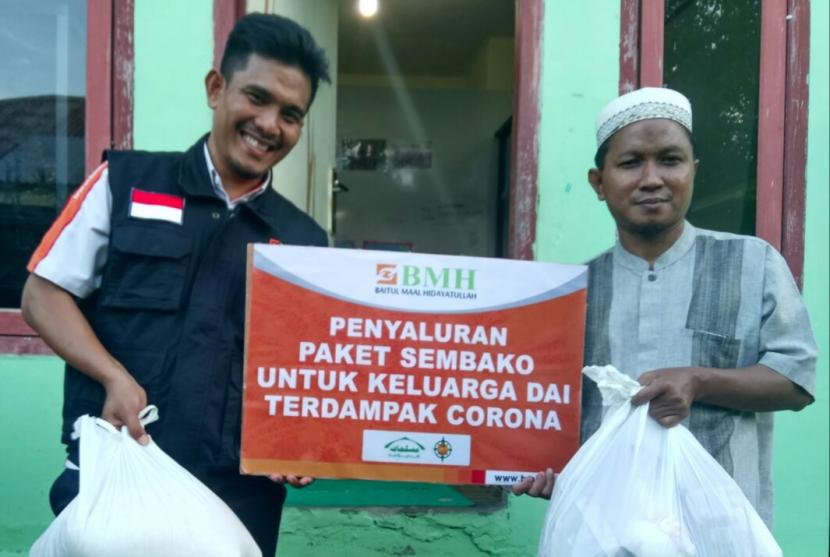 BMH menyerahkan bantuan sembako untuk para dai dan guru ngaji di Ternate dan Halmahera, Maluku Utara.