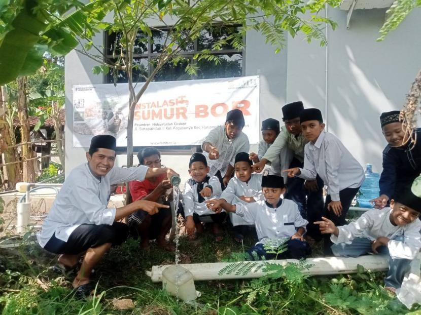BMH menyerahkan bantuan sumur bor ke Pesantren Hidayatullah Cirebon, Sabtu (6/8/2022).