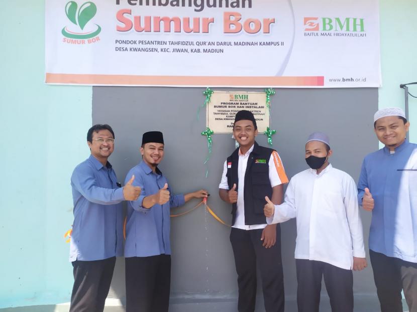 BMH menyerahkan bantuan sumur bor ke  Pesantren Penghafal Quran Darul Madinah, Kecamatan Jiwan, Kabupaten  Madiun. Jawa Timur, pekan lalu.