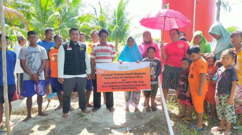BMH menyerahkan bantuan  sumur bor kepada para mualaf  di Pulau Kojong dan Selat Kongki, Kepulauan Riau.
