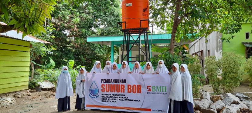 BMH menyerahkan bantuan sumur bor kepada Pesantren Hidayatullah Ulukalo, Kolaka, Sulawesi Tenggara, Senin (13/6).