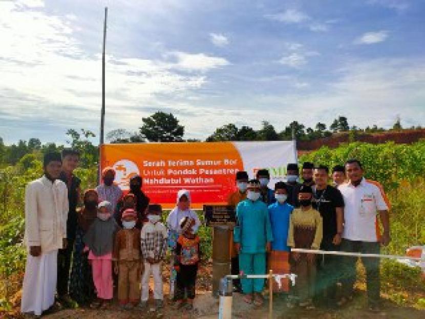 BMH menyerahkan bantuan sumur bor kepada  Pesantren Syaikh Zainuddin Nahdlatul Wathan,  Desa Toapaya, Kabupaten Bintan.