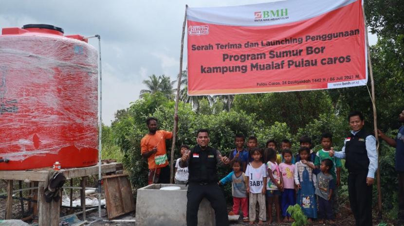 BMH menyerahkan bantuan sumur bor untuk mualaaf Pulau Caror, Kepulauan Riau.
