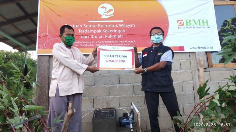BMH menyerahkan bantuan sumur bor untuk panti asuhan Al Huda dan warga Desa Mungguk, Kabupaten Sekadau, Kalimantan Barat.