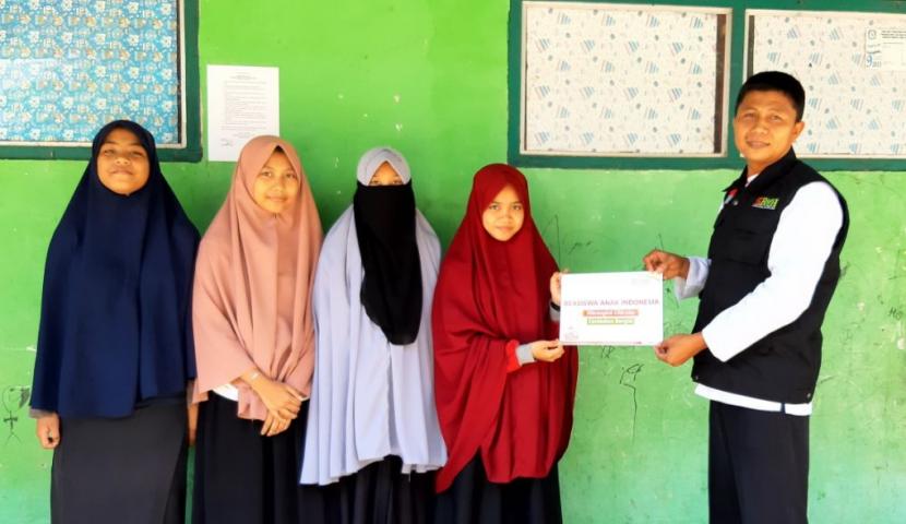 BMH menyerahkan beasiswa kepada 14 santri penghafal Quran asal Sulawesi Barat.