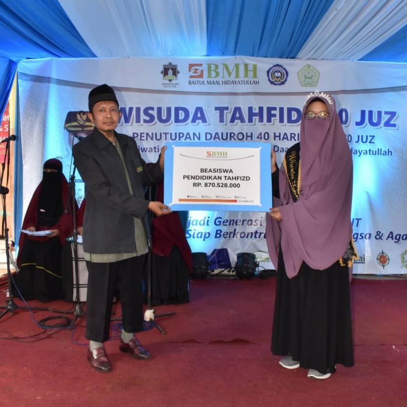 BMH menyerahkan beasiswa  Rp 870,5 Juta kepada santriwati penghafal Alquran Pesantren Daar El-Maarif Pandeglang,  Banten, Ahad (21/11).