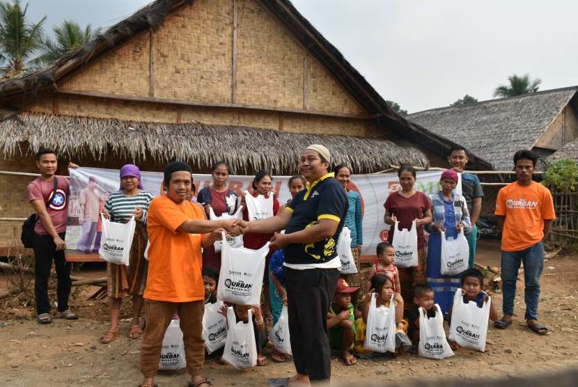 BMH menyerahkan kurban untuk mualaf Badui, Banten.