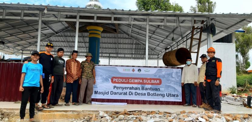 BMH menyerahkan masjid semi permanen untuk warga Dusun Sendana, Desa Botteng Utara, Kecamatan Simboro, Mamuju, Sulawesi Barat.