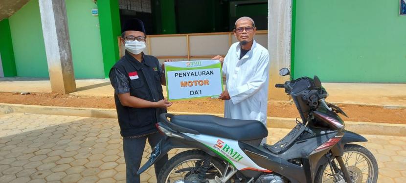 BMH menyerahkan motor dakwah kepada Ustadz Warsiyam, dai tangguh yang bertugas di Desa Rasau Jaya 2, Kalimantan Barat.