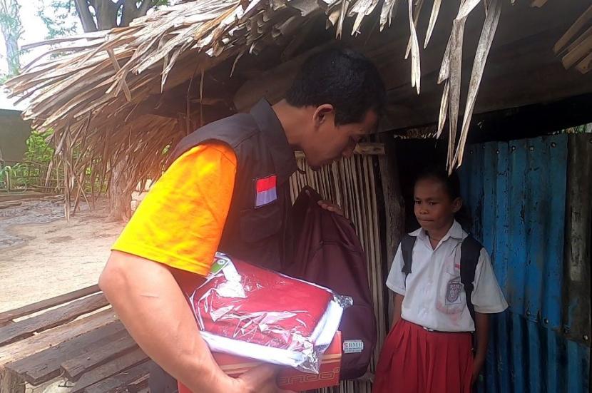 BMH menyerahkan paket perlengkapan sekolah untuk anak yatim di  Noemuke, pedalaman Nusa Tenggara Timur (NTT).
