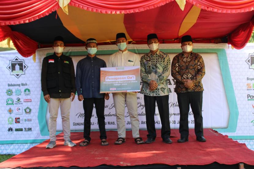 BMH menyerahkan plakat kepada dai yang ditugaskan berdakwah ke berbagai pelosok di Sumatera Utara, akhir Januari lalu.