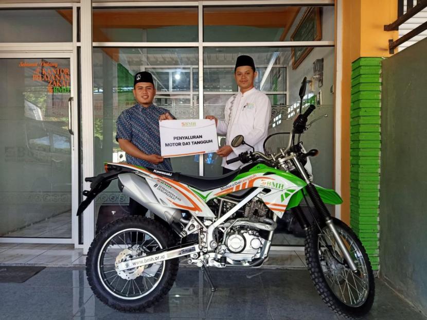 BMH menyerahkan satu  unit motor trail kepada Ustadz Riva Abdul Hadi, dai tangguh yang sehari-hari bertugas di Kabupaten Bima, NTB, Jumat (8/7/2022).