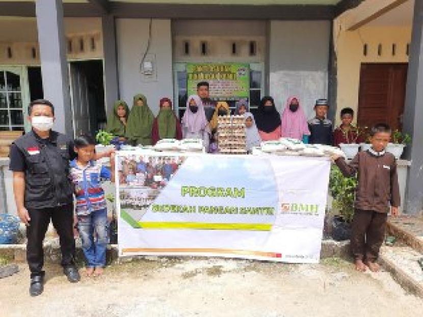 BMH menyerahkan Sedekah Pangan Santri ke Panti Asuhan Bina Insan Kamil, Kabupaten Mempawah, Kalimantan Barat.