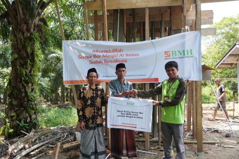 BMH menyerahkan  sumur bor untuk warga Desa Sukaraja Padang Capo, Kecamatan Lubuk Sandi, Kabupaten Seluma, Bengkulu, Kamis (1/9/2022).