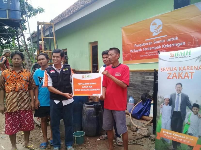 BMH menyerahkan sumur wakaf kepada masyarakat yang sering mengalami kesulitan air bersih di Kecamatan Palimanan, Kabupaten Cirebon, Jawa Barat. 
