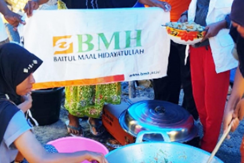 BMH menyiapkan dapur umum untuk korban gempa Lombok.