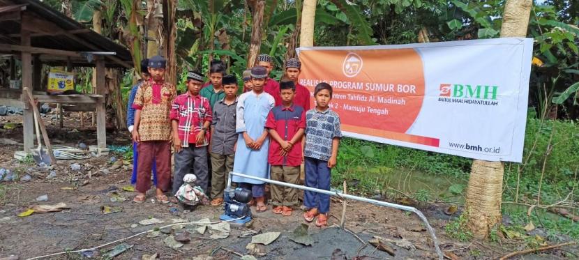 BMH menyumbangkan bantuan sumur bor untuk Pesantren Tahfidz Al-Madinah, Tobadak 2, Mamuju Tengah, Sulawesi Barat.