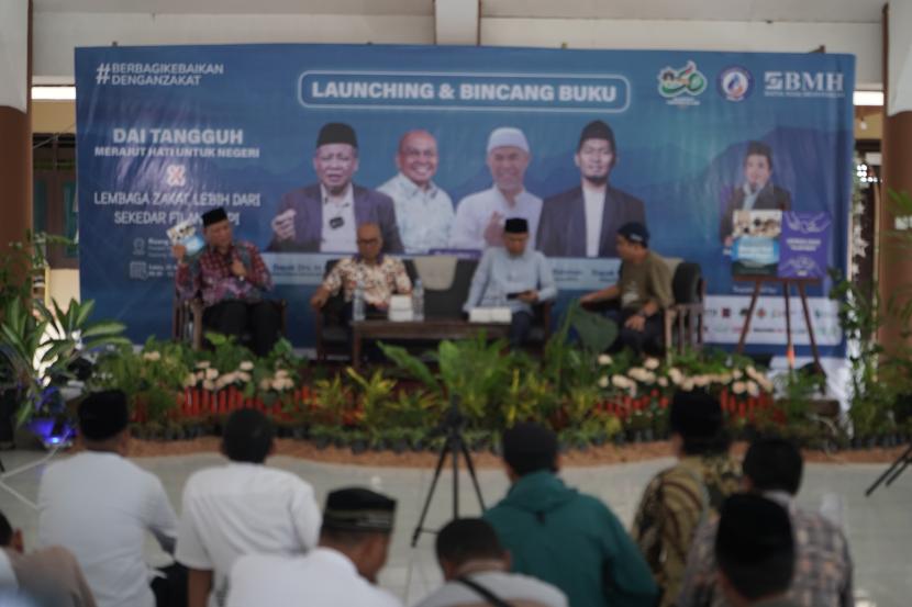  BMH meperkenalkan dua buku baru di hadapan ratusan peserta Silatnas yang hadir dari penjuru Indonesia.