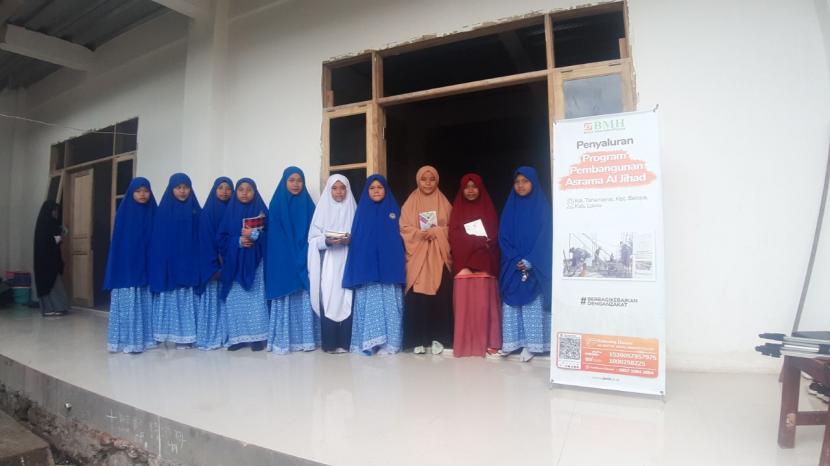 BMH  merampungkan  pembangunan  asrama tahap I untuk santri putri Pesantren Tahfidz Al-Jihad Belopa, Luwu, Sulawesi Selatan.
