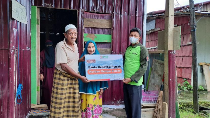 BMH merealisasikan program renovasi rumah korban gempa bumi Sulbar, untuk Kakek Lahayong (71) yang tinggal di Jalan Soekarno Hatta, Kelurahan Karema, Mamuju. 