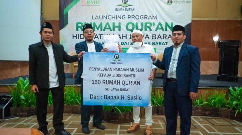 BMH meresmikan Rumah Quran dan menyalurkan baju Muslim untuk santri Rumah Quran, di Bandung, Jawa Barat, Sabtu (20/3).