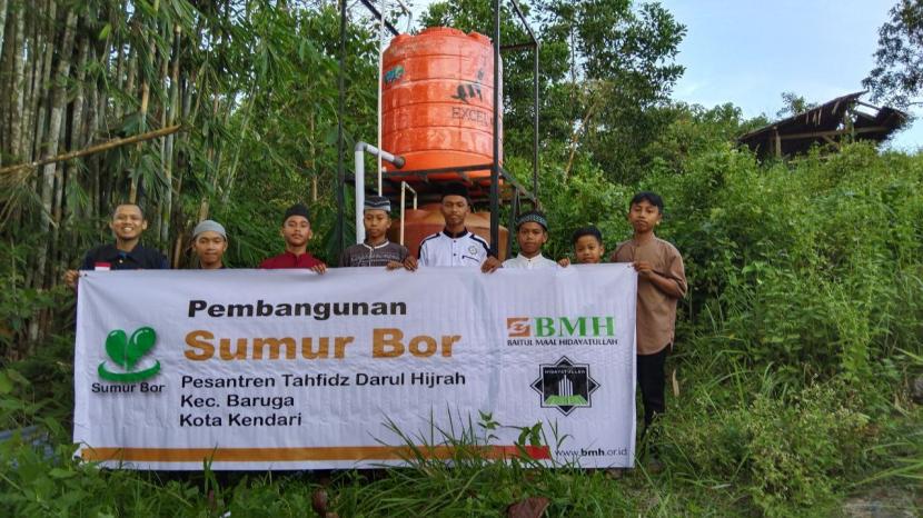 BMH meresmikan sumur bor di Pesantren Tahfidz Hidayatullah Kolaka, yang merupakan sumur bor BMH keempat di Sulawesi Tenggara, Selasa (30/11).