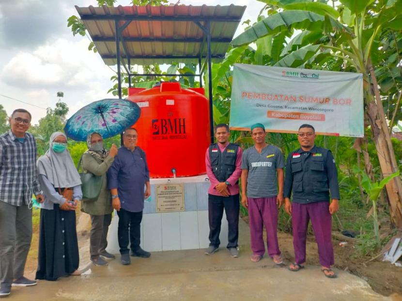 BMH meresmikan sumur bor unguk warga Dusun Kedungliwung, Desa Gosono, Kecamatan Wonosegoro, Kabupaten  Boyolali, Jawa Tengah,  Ahad (9/1).
