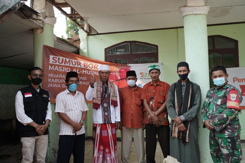 BMH meresmikan sumur bor untuk Masjid Al-Husna di Kampung Bulak, Desa Pantai Harapan Jaya, Kecamatan Muara Gembong, Bekasi, Jawa Barat, Jumat (27/8).
