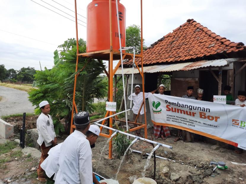 BMH meresmikan sumur bor yang dibangun di Pesantren Tahfidz Sahlan al-Mujabiyah Randu Padangan, Menganti,  Gresik, Jawa Timur,  Senin (15/11).